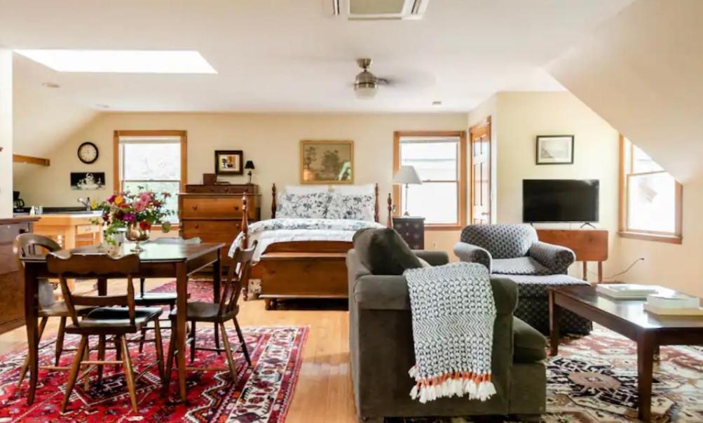 Carriage House Hideaway In Center Of Chestertown Exterior photo